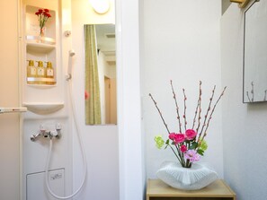 Bathroom shower - 123 Guest House (Osaka)