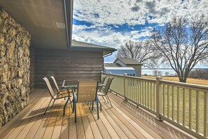 Outdoor dining - Milford Lake Vacation Rental: Walk to Beach! (Milford)