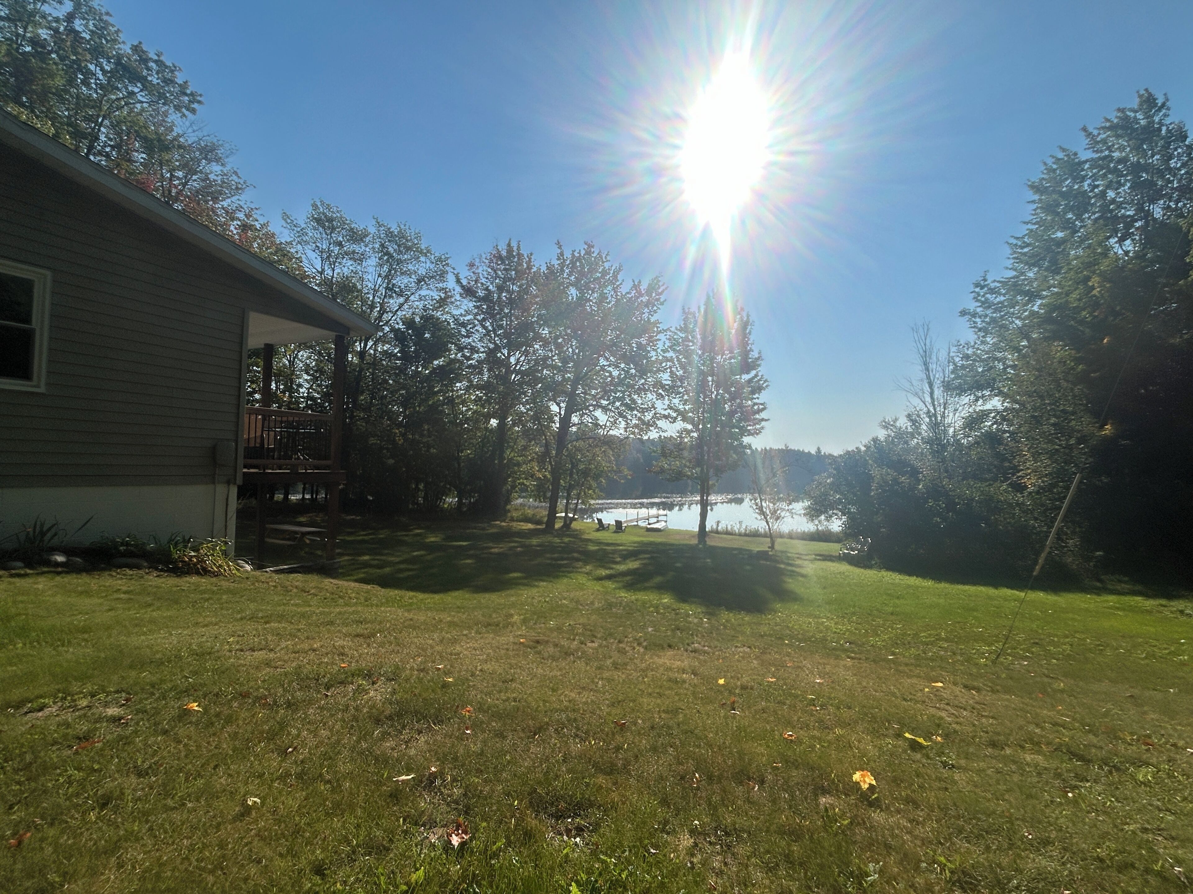 Une maison avec une terrasse et vue sur un lac.