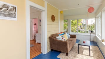 Smart-TV, peis og bøker