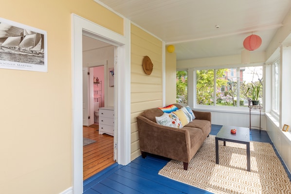 Smart-TV, peis og bøker