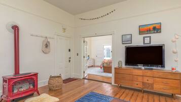 Smart-TV, peis og bøker