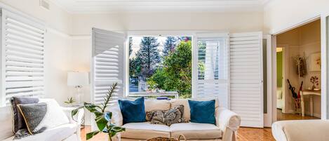 TV connectée, cheminée, lecteur de DVD, vidéothèque