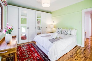 3 bedrooms, desk, free WiFi, bed sheets