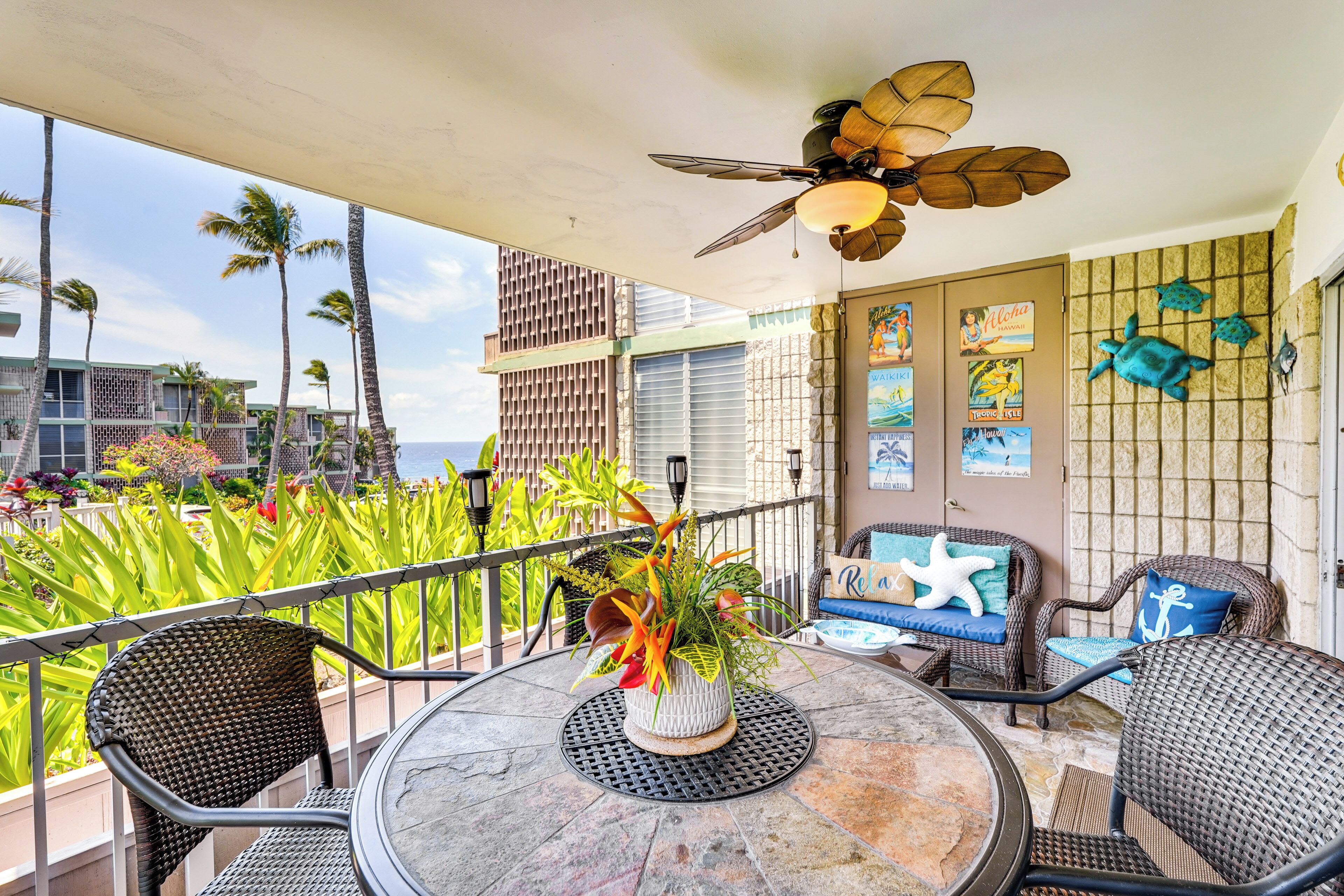 2 Mi to Town: Kailua-Kona Condo Steps from Beach