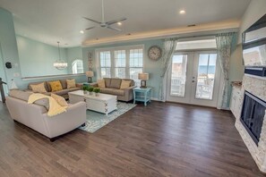 TV, caminetto, lettore DVD, tavolo da ping pong