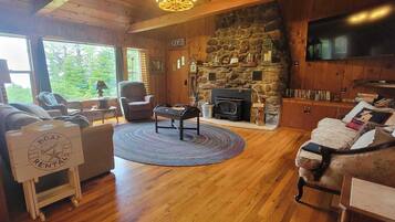 TV, caminetto, lettore DVD