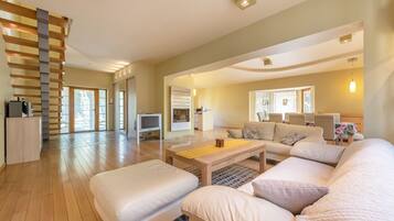 Smart-TV, peis, DVD-spiller og fotballspill