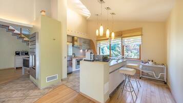 Kjøleskap, mikrobølgeovn, ovn og kokeplater