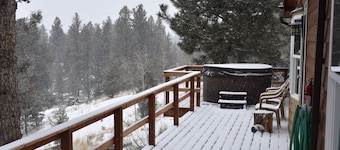 The Boulders - Cozy cabin w/ large deck, hot tub, WiFi. No Cancellation Fees!