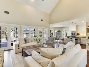 Smart TV, fireplace, video games, DVD player - Above Auth Westlake I Pool I Hot Tub I Game Room I Back House I Greenbelt (West Lake Hills)