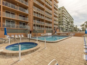 Una piscina al aire libre, una piscina climatizada