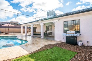 Outdoor dining - Serenity Haven: Modern Pet Friendly Poolside Retreat (Lake Havasu City)