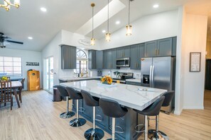 Kjøleskap, mikrobølgeovn, ovn og kokeplater