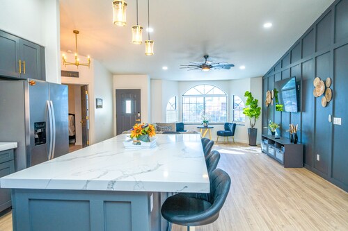 Serenity Haven: Modern Pet Friendly Poolside Retreat