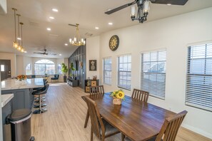 Dining - Serenity Haven: Modern Pet Friendly Poolside Retreat (Lake Havasu City)