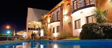 Alberca al aire libre y camastros