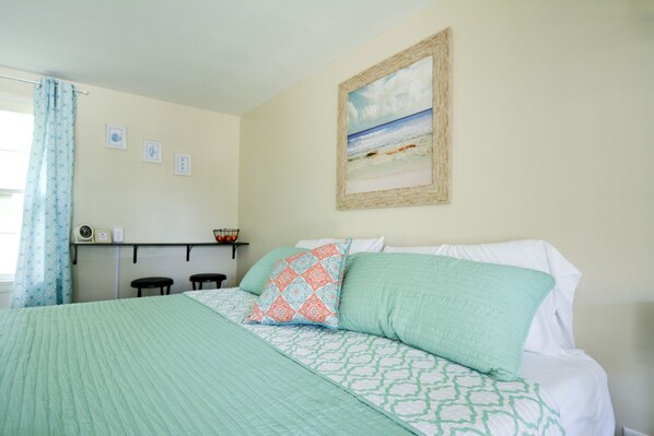 1 bedroom, WiFi, bed sheets - Whitehall Cottages Boutique Motel - King Beds (Whitehall)