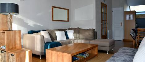 Una sala de estar moderna con un sofá, una mesa de centro y un mueble de madera.