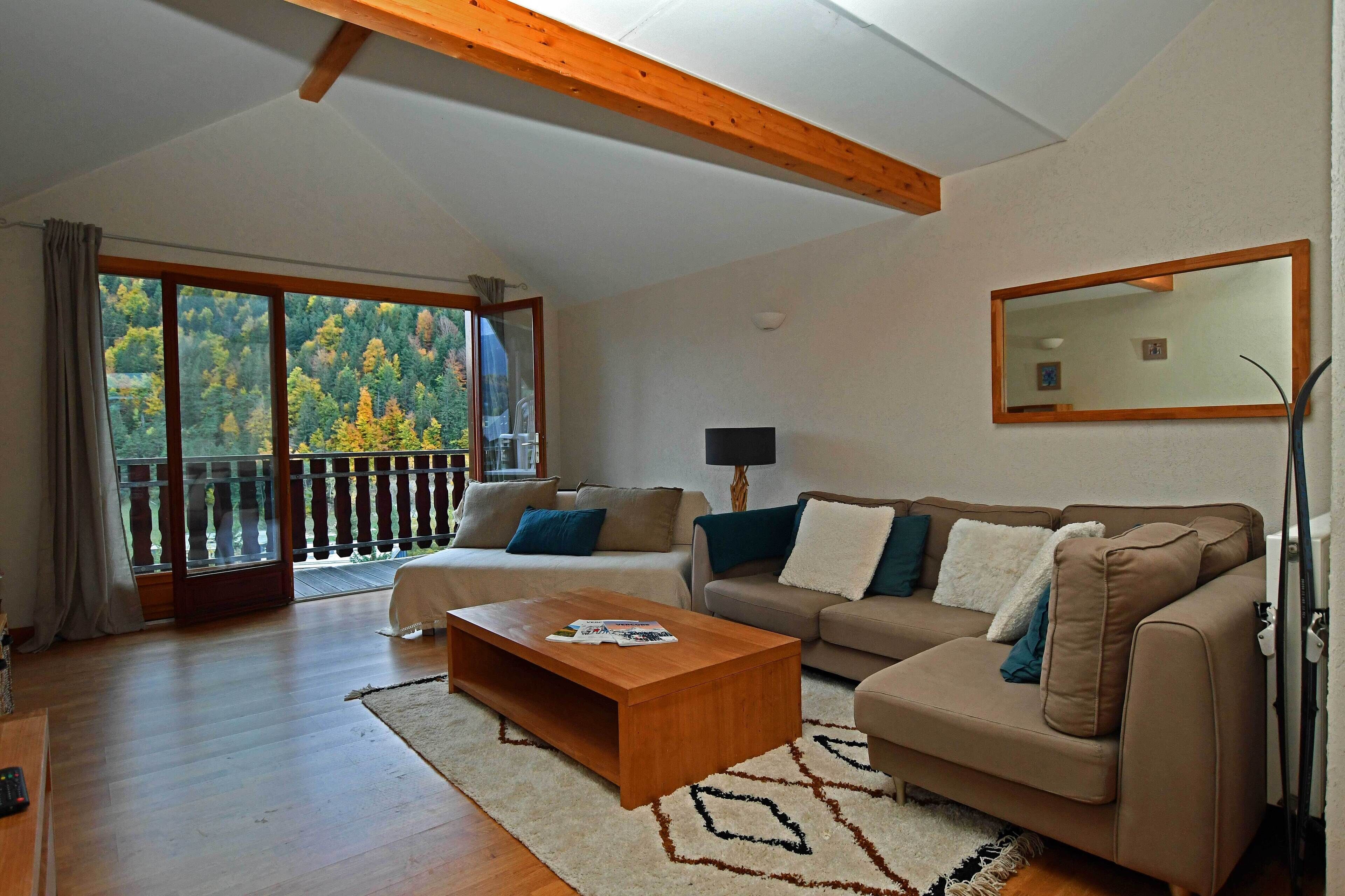 Een televisie, een open haard en een dvd-speler