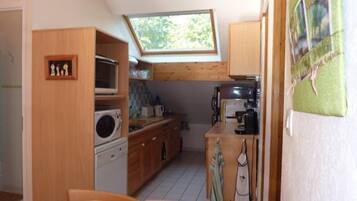 Coffee/tea maker, fridge, microwave, oven