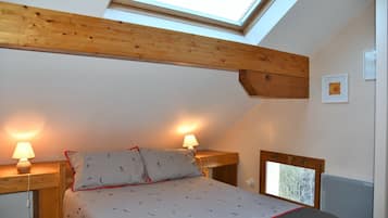 3 bedrooms, iron/ironing board, travel cot, WiFi