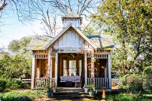 平房, 多间卧室, 私人浴室 | 特色装修、特色家居、办公桌、熨斗/熨衣板