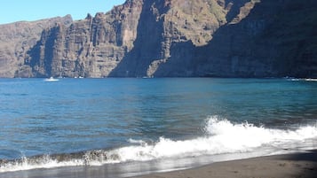 Beach nearby, sun-loungers, beach towels