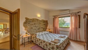 4 bedrooms, iron/ironing board, travel cot, free WiFi