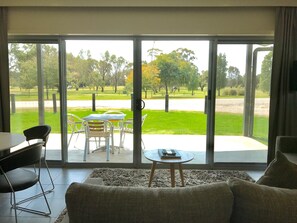 Deluxe-Apartment, 2 Schlafzimmer, Küche, Blick auf den Golfplatz | Wohnbereich