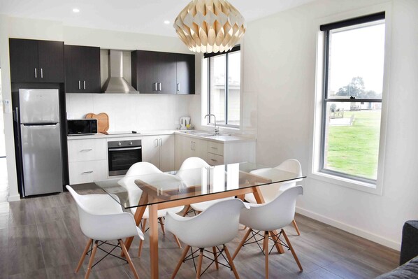 Deluxe-Apartment, 3 Schlafzimmer, Küche, Blick auf den Golfplatz | Essbereich im Zimmer