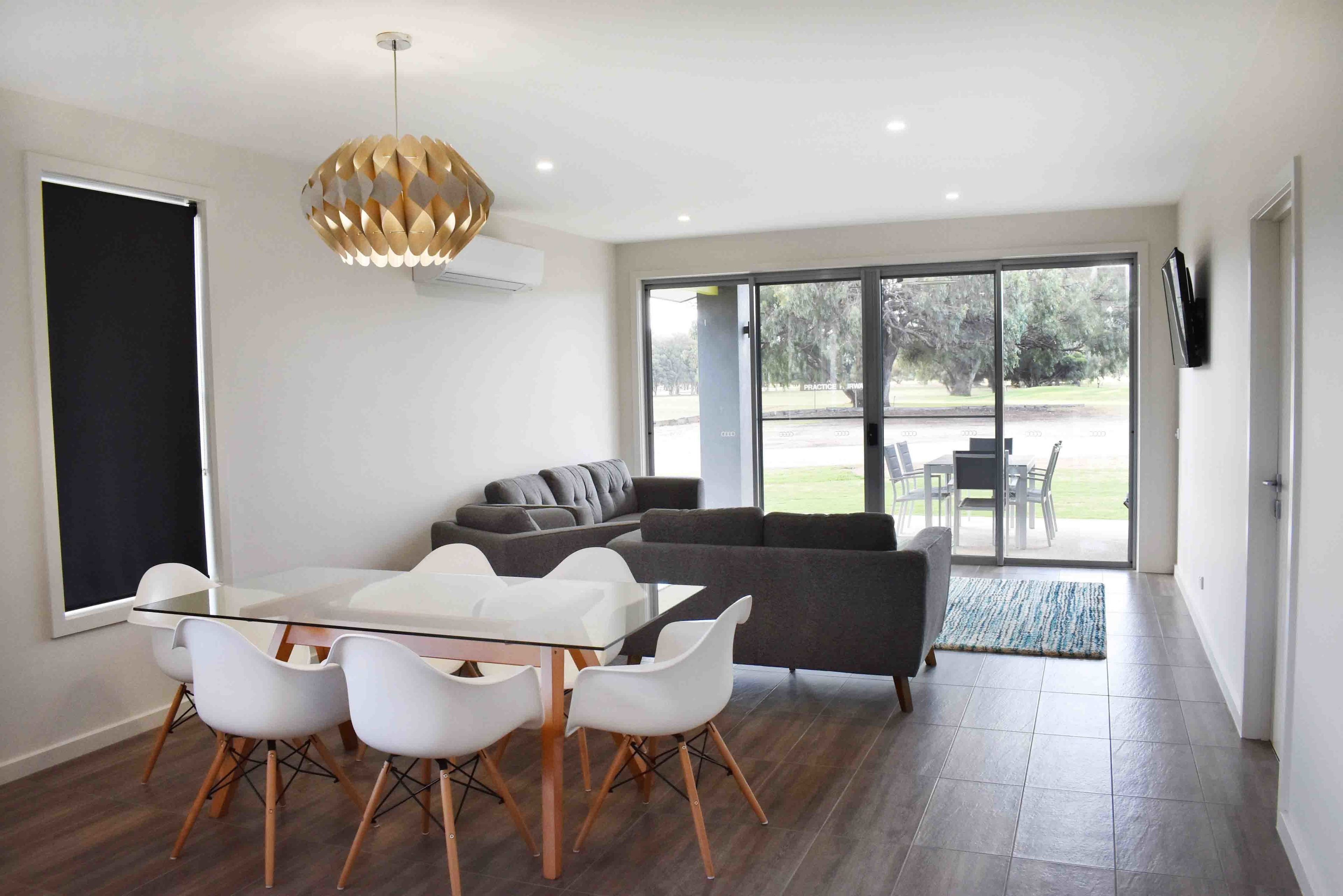 Deluxe-Apartment, 3 Schlafzimmer, Küche, Blick auf den Golfplatz | Essbereich im Zimmer