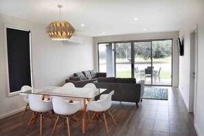 Deluxe-Apartment, 3 Schlafzimmer, Küche, Blick auf den Golfplatz | Essbereich im Zimmer