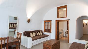 Smart TV, Netflix, DVD player, books