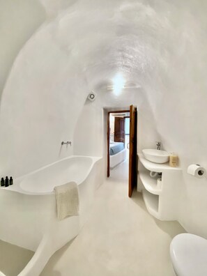 Combined shower/bathtub, hair dryer, towels, toilet paper -  Wonderful island Villa, Private pool, Sea views (Exo Gonia)