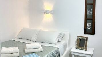 3 bedrooms, in-room safe, iron/ironing board, travel cot