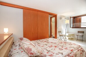 3 habitaciones, tabla de planchar con plancha, wifi y ropa de cama 