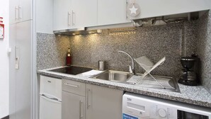 Cafetière/bouilloire, réfrigérateur, micro-ondes, plaque de cuisson