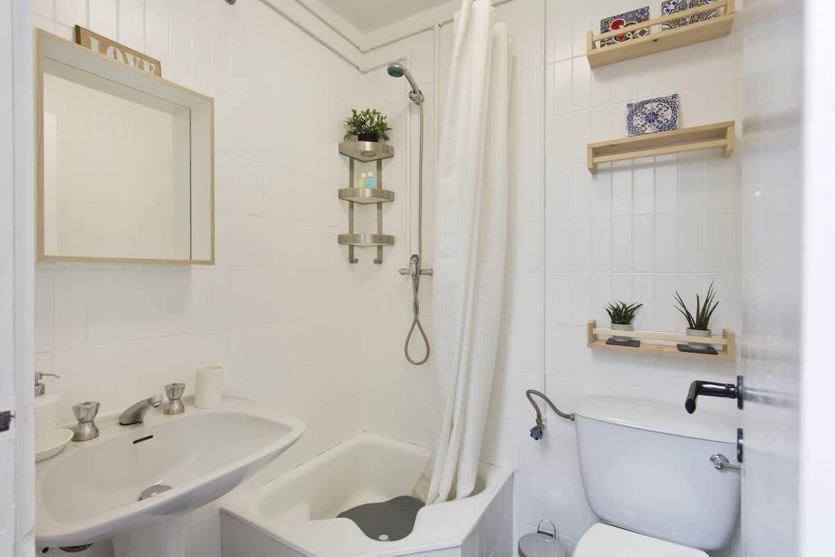 Dusche, Haartrockner, Handtücher, Shampoo
