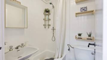Dusche, Haartrockner, Handtücher, Shampoo