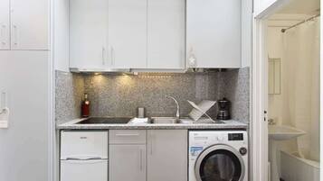Refrigerador, microondas, parrilla de estufa y cafetera y tetera
