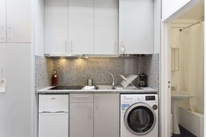 Geladeira, micro-ondas, cooktop, cafeteira/chaleira