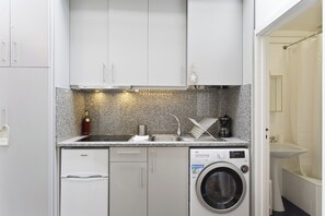 Kühlschrank, Mikrowelle, Herdplatte, Wasserkocher mit Kaffee-/Teezubehör