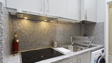 Fridge, microwave, stovetop, coffee/tea maker