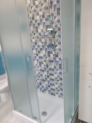 Duschwanne, Haartrockner, Bidet, Handtücher