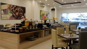 2 restaurants, breakfast, lunch served; local and international cuisine