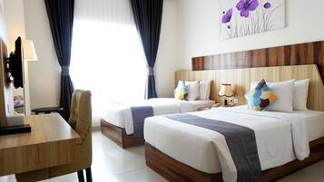 Literie de qualité supérieure, bureau, rideaux occultants