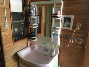 Zweibettzimmer | Waschbecken im Bad