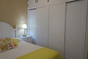 2 makuuhuonetta, tallelokero huoneessa, silitysrauta/-lauta, Wi-Fi