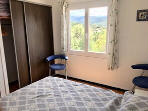 4 bedrooms, iron/ironing board, travel cot, free WiFi
